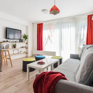 Modern Four Bedroom In Palace District Appartamento